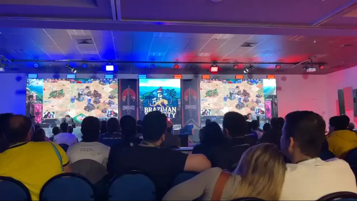 Audience watching an Age of Empires match on the Brazilian Dynasty stage
